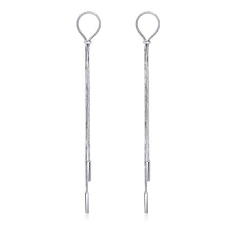 Une paire de boucles d'oreilles pendantes en chaîne serpent plaquées rhodium, montrées de côté.