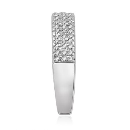 Un gros plan détaillé de la bague, soulignant la brillance et la clarté des pierres en zircon cubique transparent.