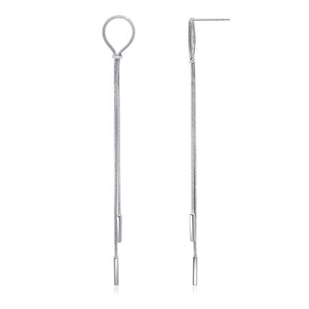 Vue rapprochée mettant en valeur la finition polie des boucles d'oreilles en chaîne serpent en laiton.
