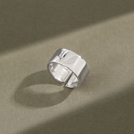 Détail en gros plan de la bague large en argent 925 ajustable, montrant sa finition polie et son artisanat de qualité.