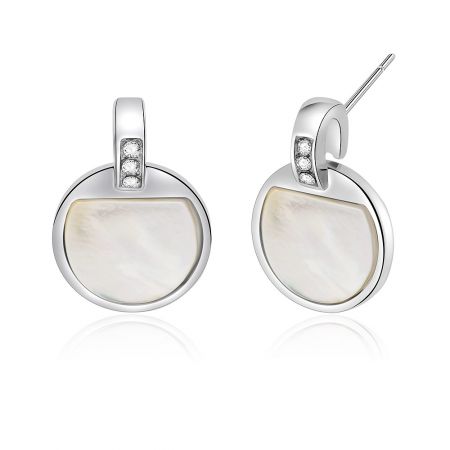Gros plan d'un seul clou d'oreille en coquillage de cristal, mettant en valeur les détails complexes de la coquille et du cristal.