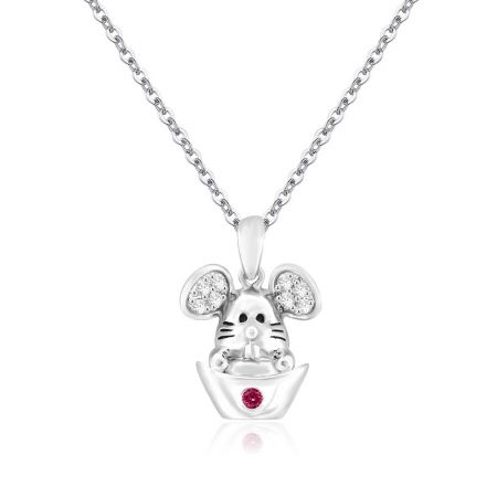 Collar de la Rata de la Fortuna de plata al por mayor - Primer plano del colgante del collar de la Rata de la Fortuna de plata, mostrando el diseño detallado de la cabeza de ratón de plata con acentos de circonita cúbica brillante en una cadena chapada en rodio.