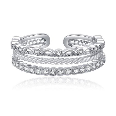Spiraal statement ring groothandel - Een meerlaagse spiraal statement ring in een zilverkleurige rhodium plating, versierd met sprankelende cubic zirconia stenen, getoond op een witte achtergrond.