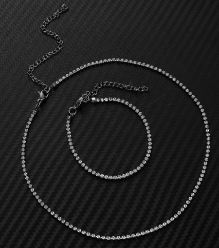 L'ensemble de bijoux en cristal en acier inoxydable dans une finition argentée plaquée rhodium époustouflante.