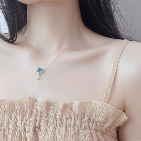 모델이 우아한 S925 실버 물고기 꼬리 목걸이를 착용하여 크기와 스타일을 보여줌.