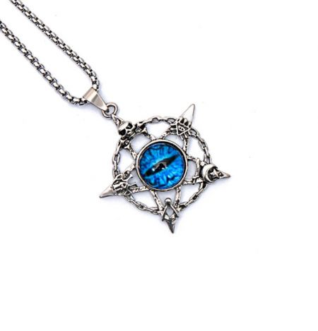 Collar de Ojo Malvado Azul para Hombres - Primer plano del Collar de Ojo Malvado Azul para Hombres, mostrando el intrincado colgante de acero inoxidable con una gema azul central y un marco estrellado.