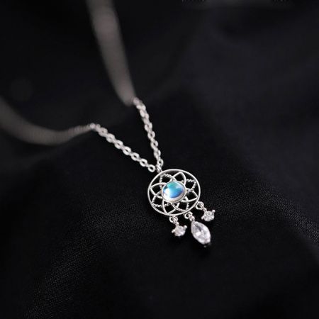 Detailed product shot of the 925 silver dreamcatcher necklace.