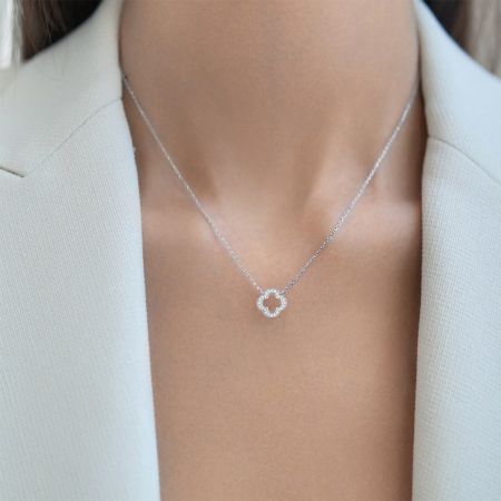 Gros plan sur le collier pendentif en argent sterling 925 en forme de trèfle porte-bonheur, avec des détails en pierres CZ complexes.