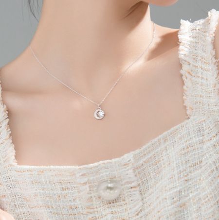 Modelo usando el collar colgante redondo Halo de plata esterlina para mostrar su longitud y estilo.