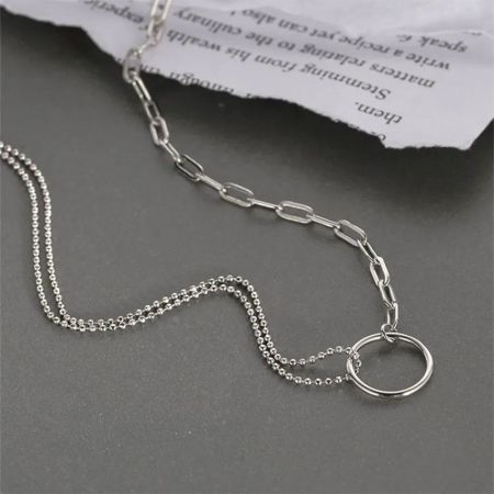Vue de face du collier pendentif en double cercle en argent sterling sur un fond clair.