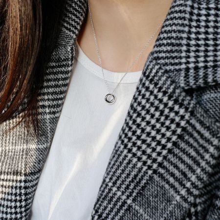 Modèle portant le collier pendentif rond minimaliste en argent sterling 925, mettant en valeur son placement élégant sur la clavicule.