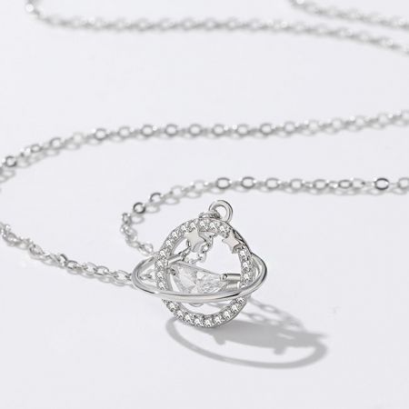 Närbild av ett halsband i sterlingsilver med en briljant kristallpendant, en del av den himmelska kollektionen.