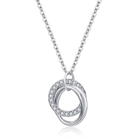 Colgante de dos círculos de rodio con circonitas - Un primer plano del collar de colgante de dos círculos chapado en rodio, con un círculo bellamente adornado con piedras de circonita brillantes.