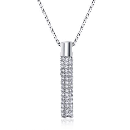 Gedetailleerd overzicht van de hanger van de cilindervormige verticale zirkonia staafketting, die het vakmanschap benadrukt.