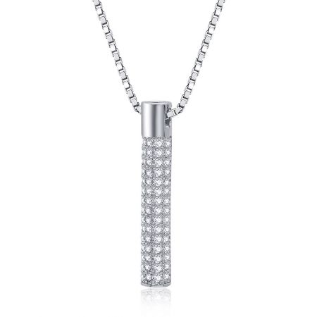 Volledig uitzicht op de rhodium-geplateerde messingen ketting met zijn elegante verticale CZ-bar hanger.