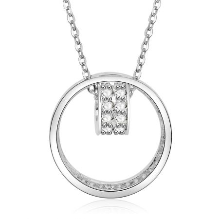 Detalle en primer plano del colgante Halo Circle Elegance CZ, mostrando las brillantes piedras de circonio cúbico.