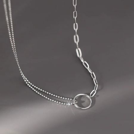 Collar de colgante de círculo de doble capa de plata de ley 925 - Una toma clara del collar de colgante de círculo de doble capa de plata de ley 925, mostrando su diseño de cadena dual asimétrico y estilo minimalista elegante.