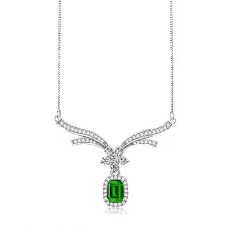 Un collar colgante de elegancia en esmeralda - Un collar colgante de elegancia en esmeralda, con un colgante de piedra cúbica de circonio verde con acentos claros, montado en metal plateado con rodio.