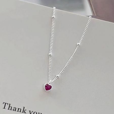 Collar de corazón rojo de plata esterlina 925 - Un collar de corazón rojo de plata esterlina 925 con un brillante colgante de circonio cúbico, exhibido en una tarjeta de joyería profesional.