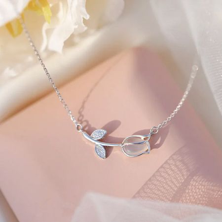 중앙에 돌이 있는 잎 모티프 펜던트가 있는 스털링 실버 목걸이.