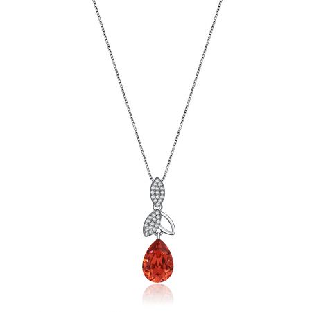 Collier avec pendentif en forme de poire parfait avec des cristaux rouges Swarovski en argent sterling - Un collier en argent sterling avec un pendentif en cristal Swarovski en forme de poire rouge vif sur un fond blanc.