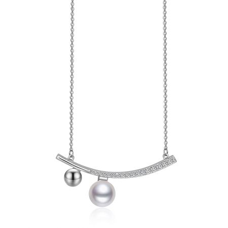 Collar de perla CZ de barra alargada - Primer plano del collar de perla CZ de barra alargada, mostrando el colgante chapado en rodio con una barra curva de circonita cúbica y una perla blanca de concha colgante.