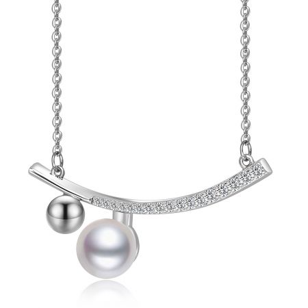 Detaljerad vy av pärlan och cubic zirconia-hängsmycket på det förlängda barhalsbandet.