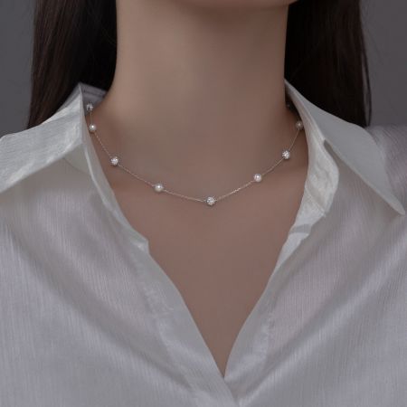 Conjunto de collar choker en forma de Y de perlas sintéticas y CZ de plata 925. - Una modelo mostrando el elegante collar choker en forma de Y de plata esterlina 925, destacando sus hermosas perlas sintéticas y piedras CZ brillantes.