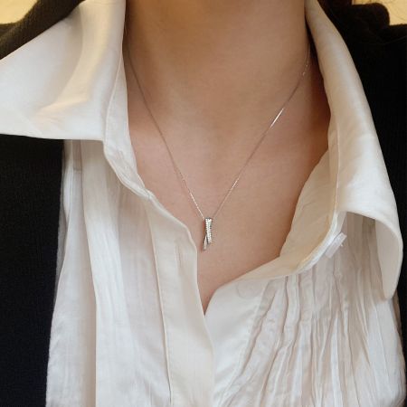 Close-up of the 925 sterling silver interlocking pendant necklace.