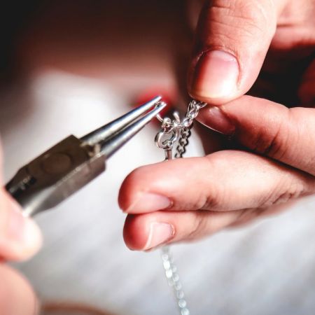 Smyckesmonteringsprocess för ett silverhalsband med hänge