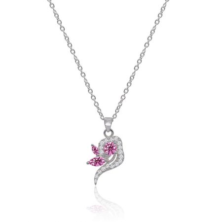 Collar de plata de ley con circonitas rosas en espiral. - Primer plano del collar de plata de ley con circonitas rosas en espiral, destacando el intrincado colgante en espiral con piedras de circonita cúbica rosa brillantes sobre un fondo blanco.