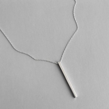 Colliers pendentifs en barre en argent 925 en gros, bijoux minimalistes, cadeau en vrac - Un collier pendentif en barre en argent sterling 925 minimaliste avec un pendentif rectangulaire élégant, présenté sur un fond neutre.