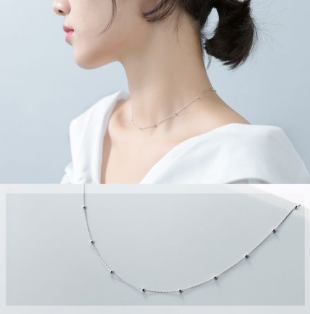 Collar de cadena de cuentas de plata esterlina 925 - Un delicado collar de cadena de cuentas de plata esterlina 925, modelo JRSN-003, mostrado en el cuello de un modelo y como una toma de producto independiente.