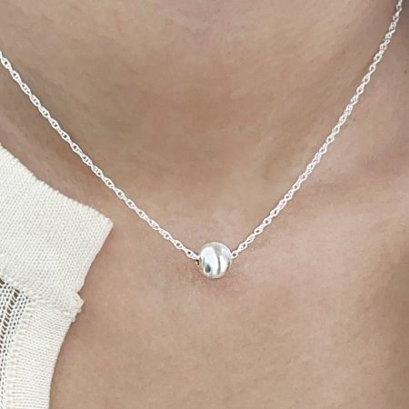 Collier ras du cou en argent sterling 925 avec charme en boule de 8 mm en gros - Gros plan sur un collier ras du cou en argent sterling 925 avec un simple charme en boule de 8 mm, faisant partie d'un ensemble en gros.