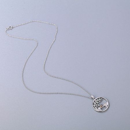 Un autre angle du pendentif éléphant, mettant en valeur sa finition en argent poli.