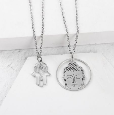 Maßgeschneiderter spiritueller Gott Gautam Buddha Hamsa-Hand-Anhänger - Maßgeschneiderte spirituelle Anhänger von JR Fashion Accessories, mit einem silbernen Hamsa-Hand-Anhänger und einer Halskette mit Gautam-Buddha-Kopf, die Anpassungsoptionen zeigt.