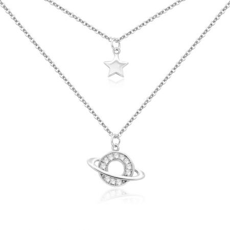 Close-up van de zilveren ster en planeet hangers op de dubbele choker ketting.