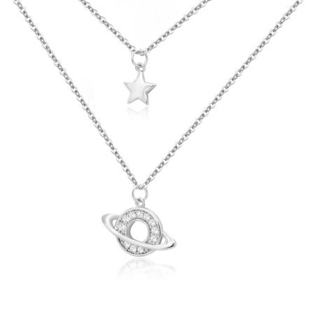 Gedetailleerde opname van de zilveren ster en Saturnus-vormige hangers, versierd met cubic zirconia.