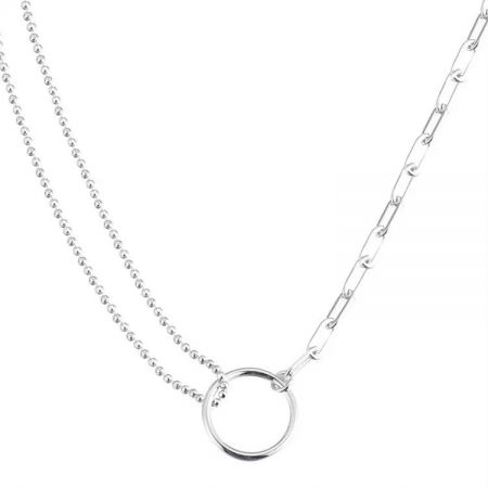Détail en gros plan des pendentifs en cercle entrelacés et des chaînes délicates en argent sterling.