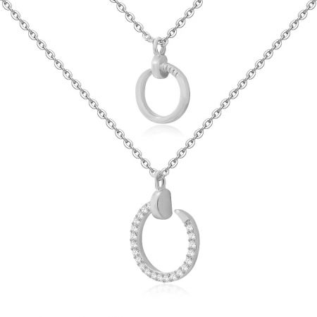 Een ander perspectief van de groothandel gelaagde cirkelhanger ketting, met nadruk op het dubbele kettingontwerp.