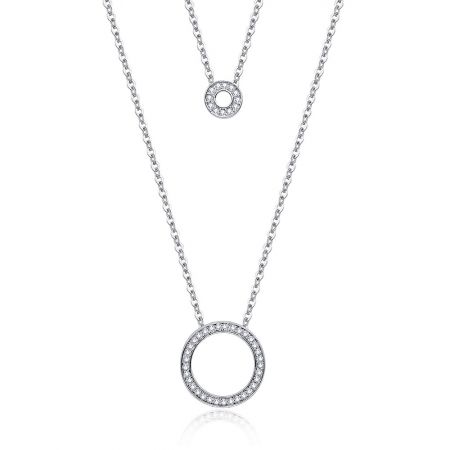 Detaljerad vy av Pave Circle Double Layer Necklace's kubiska zirkonia-hängsmycken.