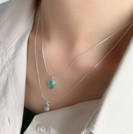 Otra perspectiva de los collares de plata esterlina 925 con elegantes colgantes de ópalo ovalados.