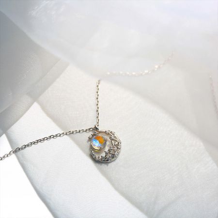 Collares de clavícula de plata 925 con luna y estrellas de piedra lunar CZ. - Primer plano de un collar de plata esterlina 925 del conjunto celestial, con un hermoso colgante de piedra lunar iridiscente.