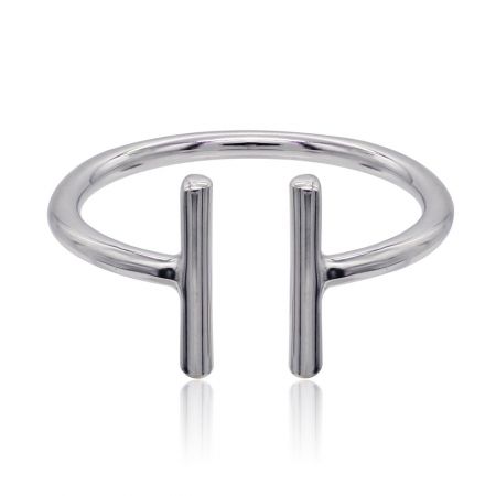 Dainty Open Ring - Verstelbare rhodium-geplateerde messing - Een close-up van de Dainty Open Ring, die de gepolijste rhodium-geplateerde messing afwerking en het minimalistische open ontwerp met twee verticale stangen toont.