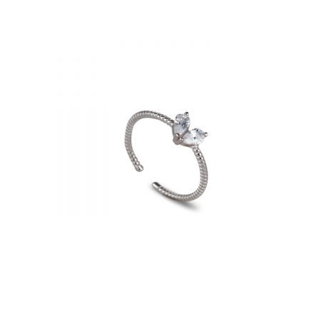 En stilren öppen silverring med två hjärtformade ädelstenar, som visar upp sin moderna design.