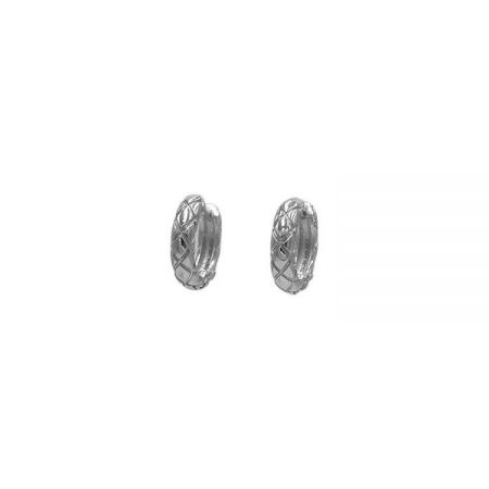 Orecchini a cerchio trapuntati classici in argento sterling 925 placcati in platino (5 paia) - Una vista ravvicinata degli orecchini a cerchio trapuntati classici in argento sterling 925, che mostrano il loro intricato motivo testurizzato e la finitura placcata in platino.