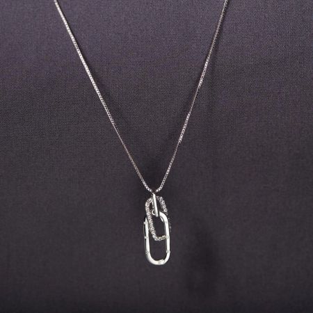 Collar de colgante entrelazado de zirconia de plata esterlina 925. - Un primer plano del collar de plata esterlina 925 con un colgante ovalado entrelazado, con un eslabón engastado con piedras de zirconia brillantes.