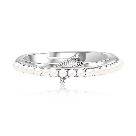 La bague High Up Line Pearl CZ portée pour afficher son design élégant et son ajustement.