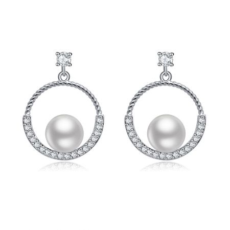 Pendientes colgantes Halo Pearl CZ - Pendientes colgantes Halo Pearl CZ con una perla blanca central rodeada de un halo de piedras de circonio cúbico brillantes, elaborados en plata de ley chapada en rodio.