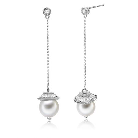 Primer plano detallado de los pendientes de perla de plata y diamante, destacando la larga cadena y los intrincados detalles.